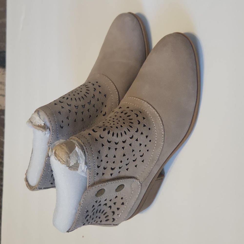 Baretraps Gray Suede Heel Boots